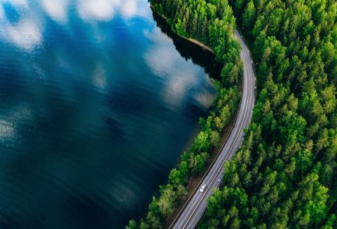 Suomalainen järvimaisema droonilla kuvattuna.